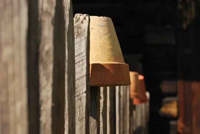 staccionata di legno con inserti di porfido
