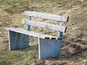 panchina di legno con porfido
